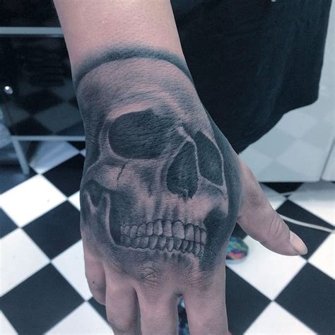 imagenes de tatuajes en la mano de calaveras|tatuajes de calaveras y rosas.